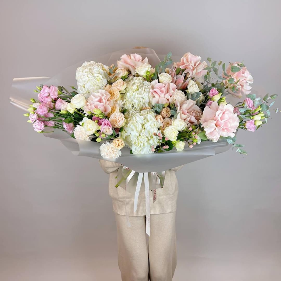 Премиум букет: Нежно-розовые пионовидные розы, белая гортензия и эустома