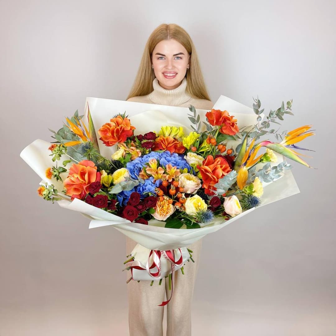 Премиум букет: Яркий микс с гортензией, розами и стрелицией
