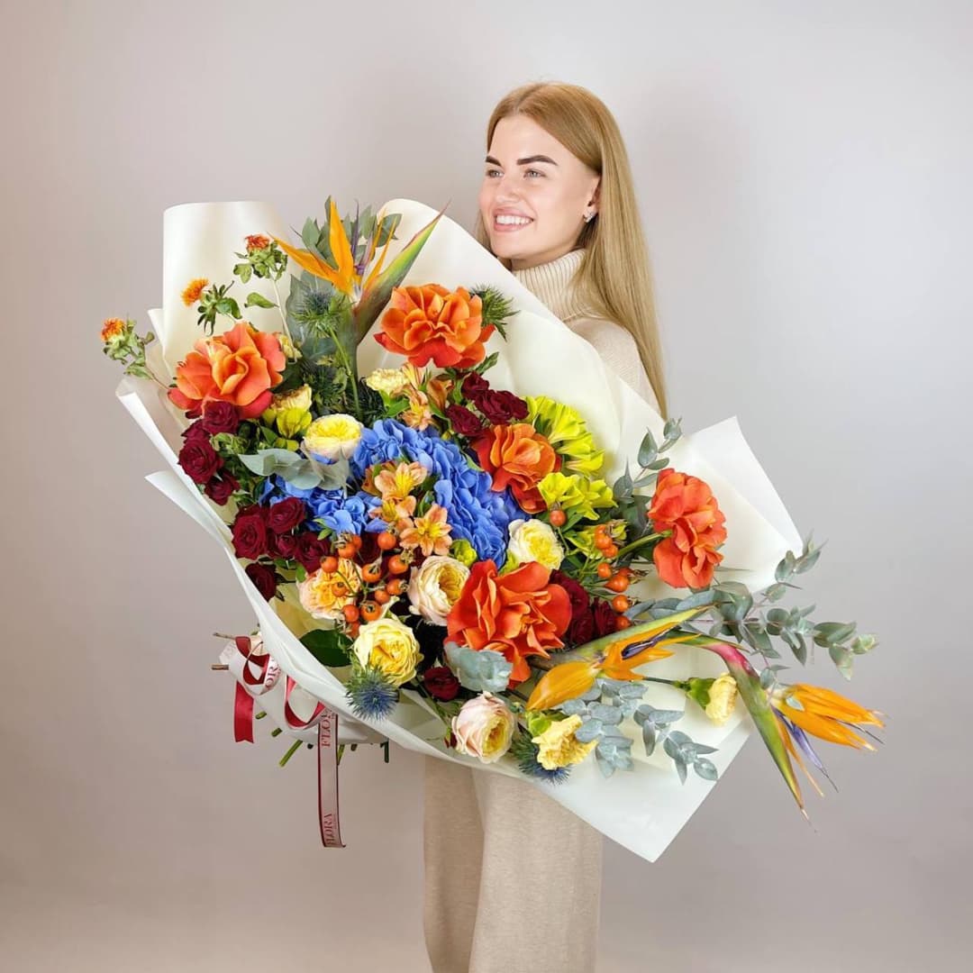 Премиум букет: Яркий микс с гортензией, розами и стрелицией