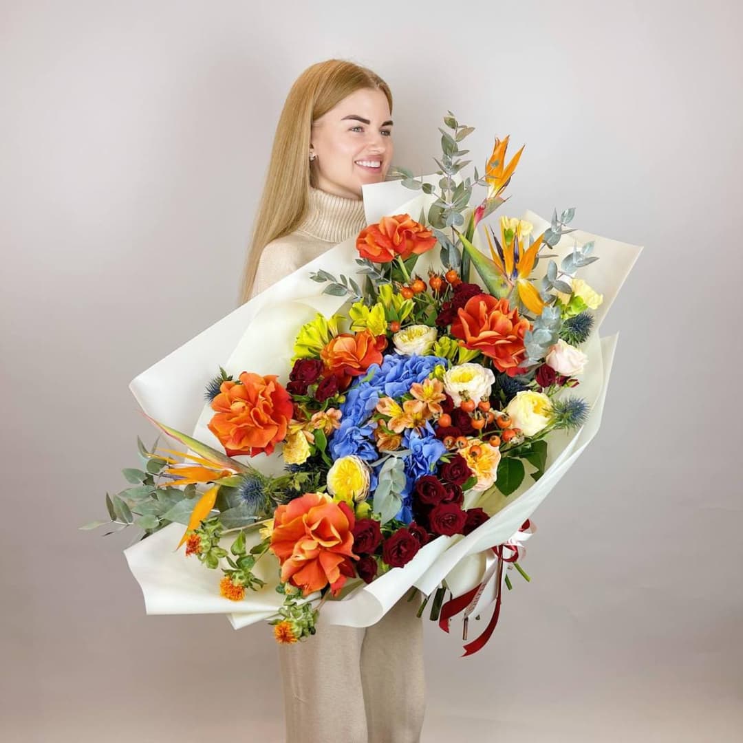 Премиум букет: Яркий микс с гортензией, розами и стрелицией