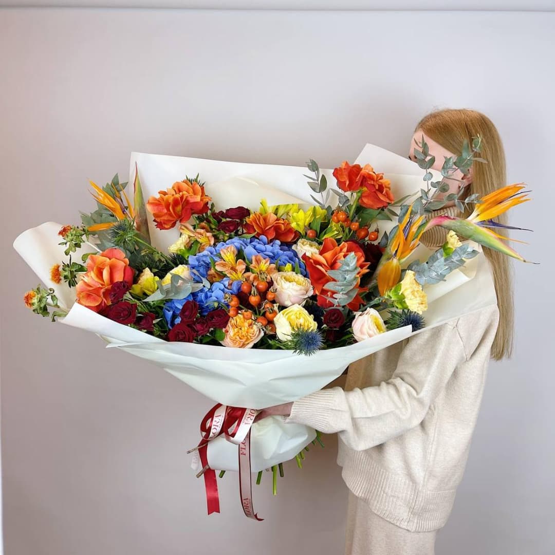 Премиум букет: Яркий микс с гортензией, розами и стрелицией
