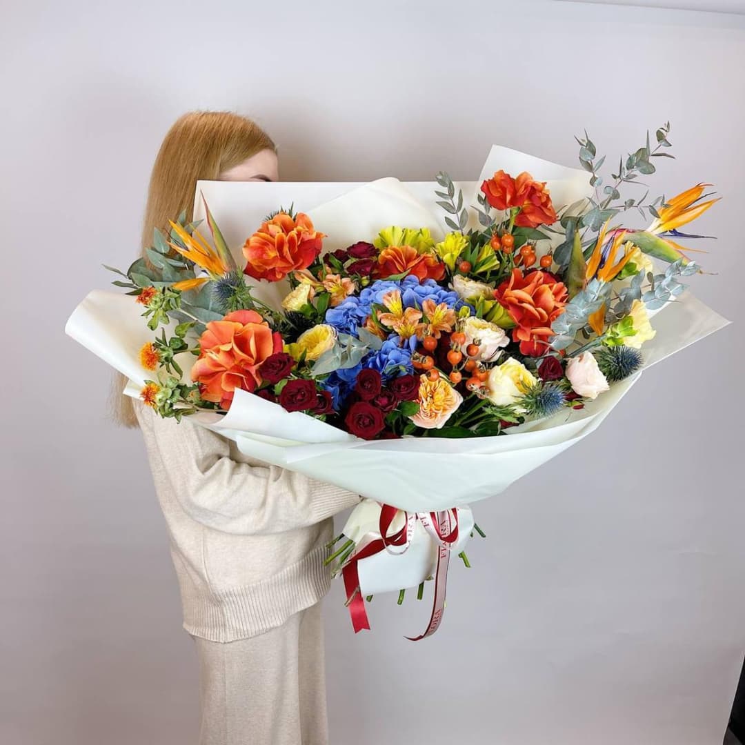 Премиум букет: Яркий микс с гортензией, розами и стрелицией