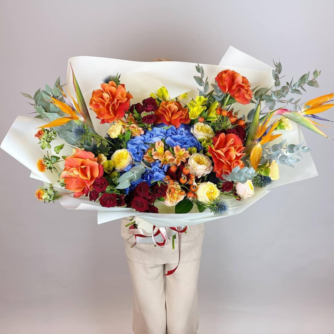 Премиум букет: Яркий микс с гортензией, розами и стрелицией