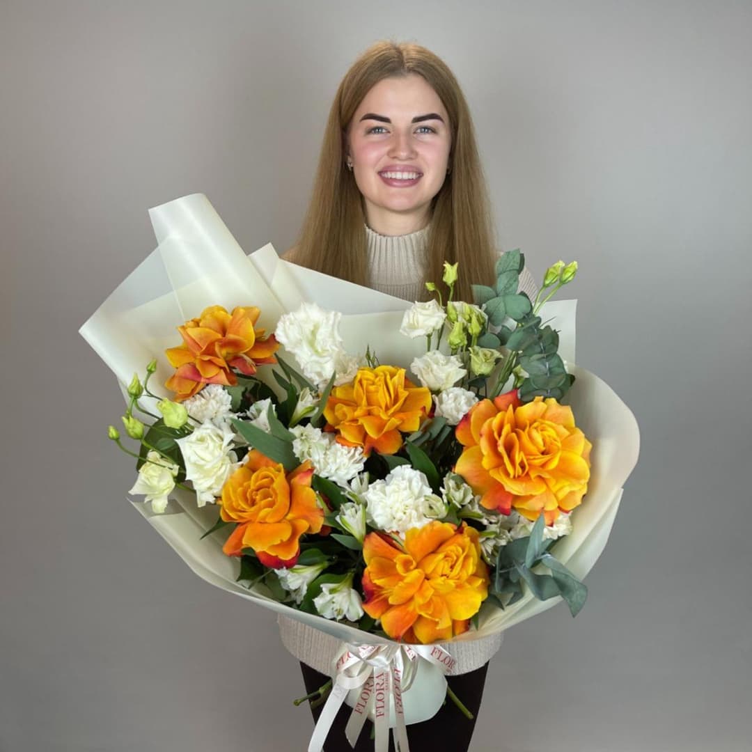 Яркий букет с оранжевыми розами и белой эустомой