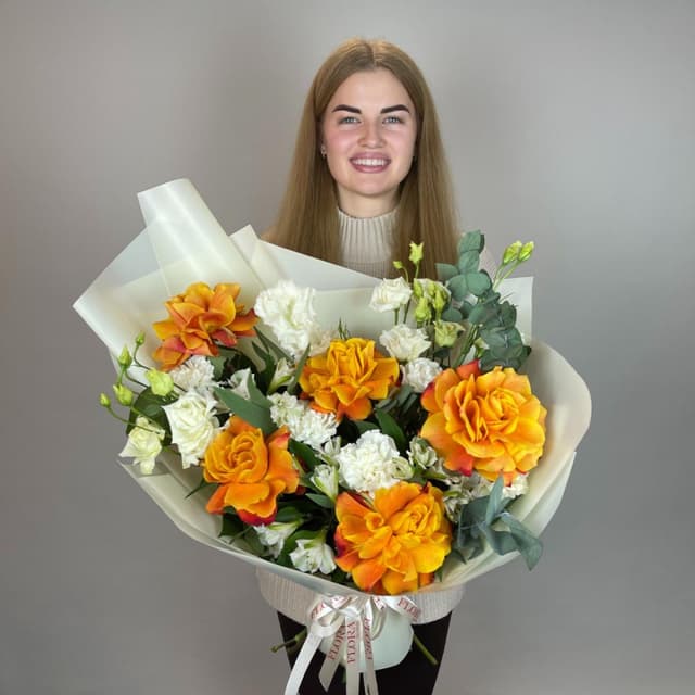 Яркий букет с оранжевыми розами и белой эустомой