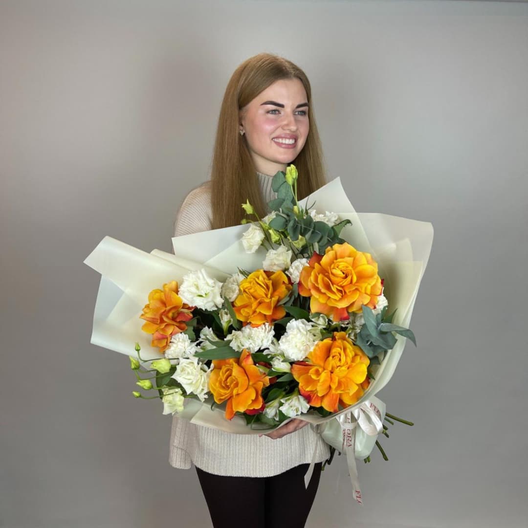 Яркий букет с оранжевыми розами и белой эустомой