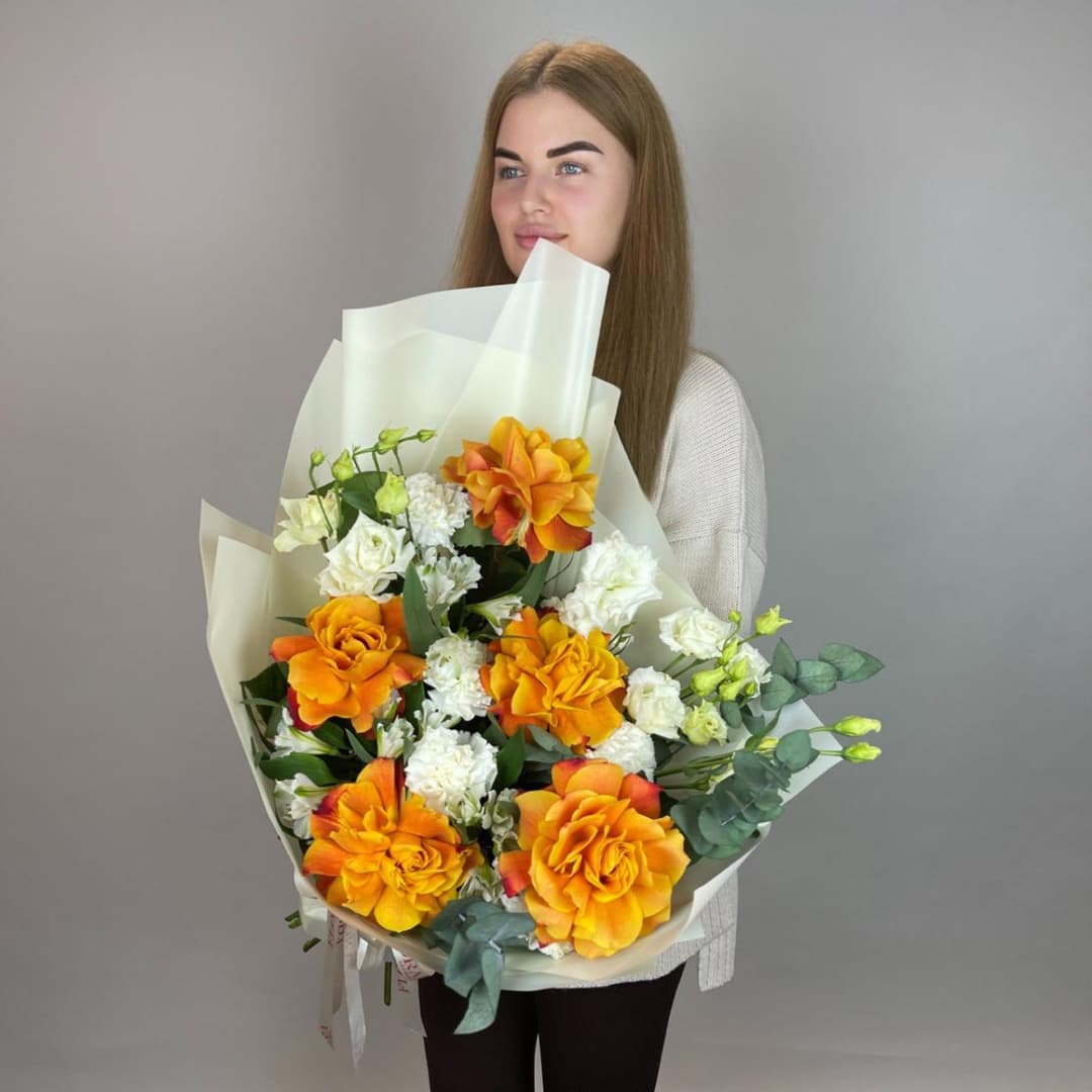Яркий букет с оранжевыми розами и белой эустомой