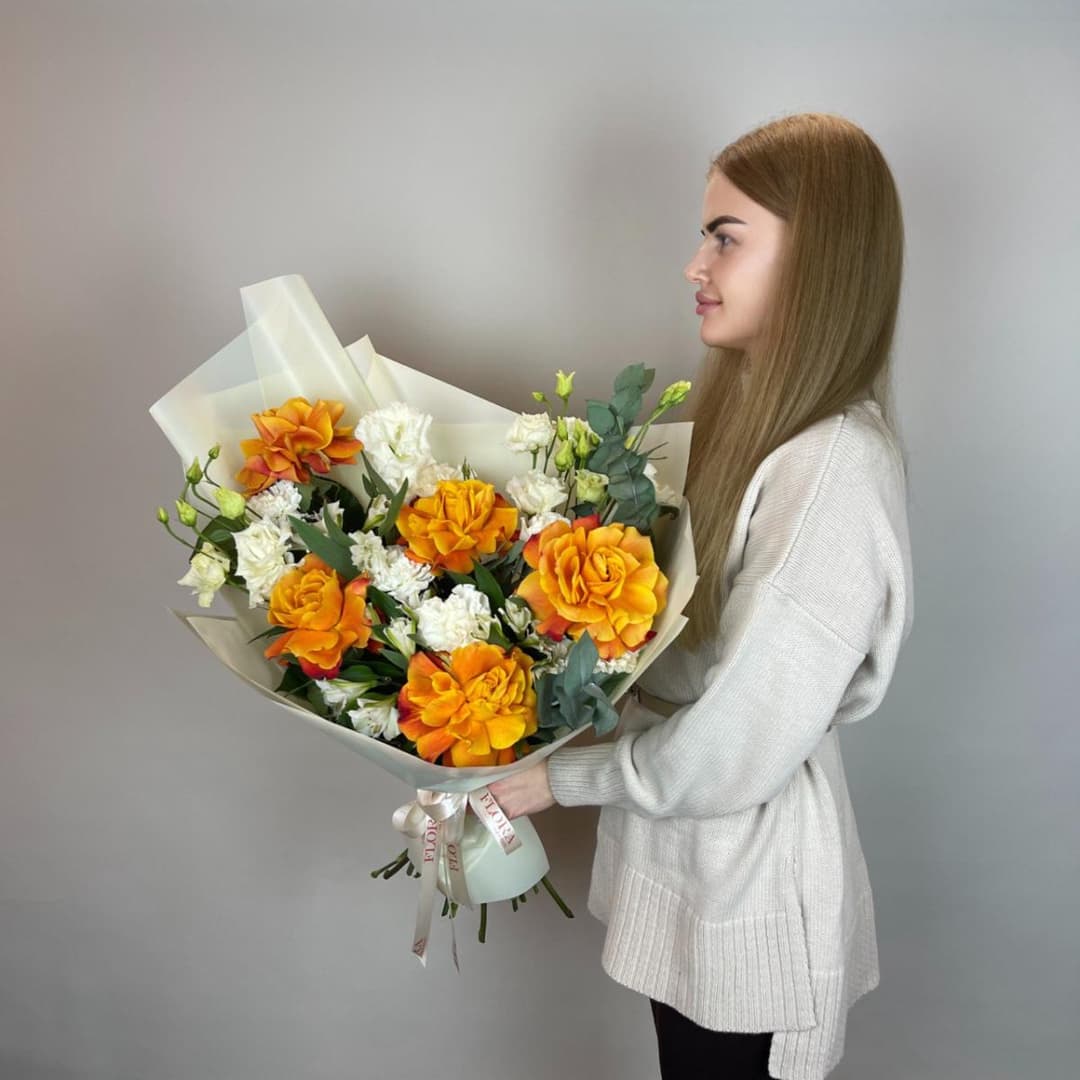 Яркий букет с оранжевыми розами и белой эустомой
