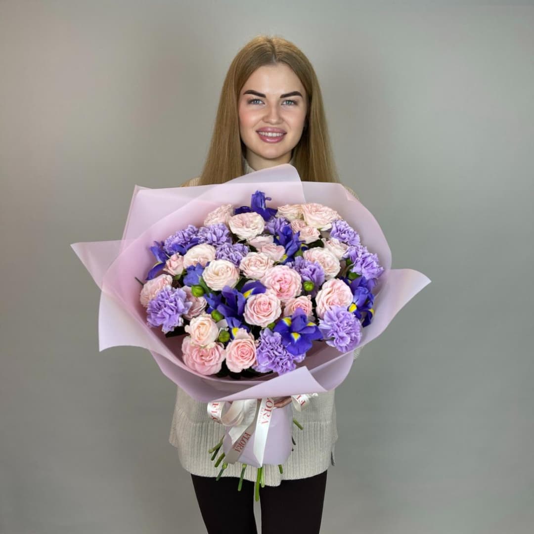 Нежный букет с пудровыми розами и ирисами