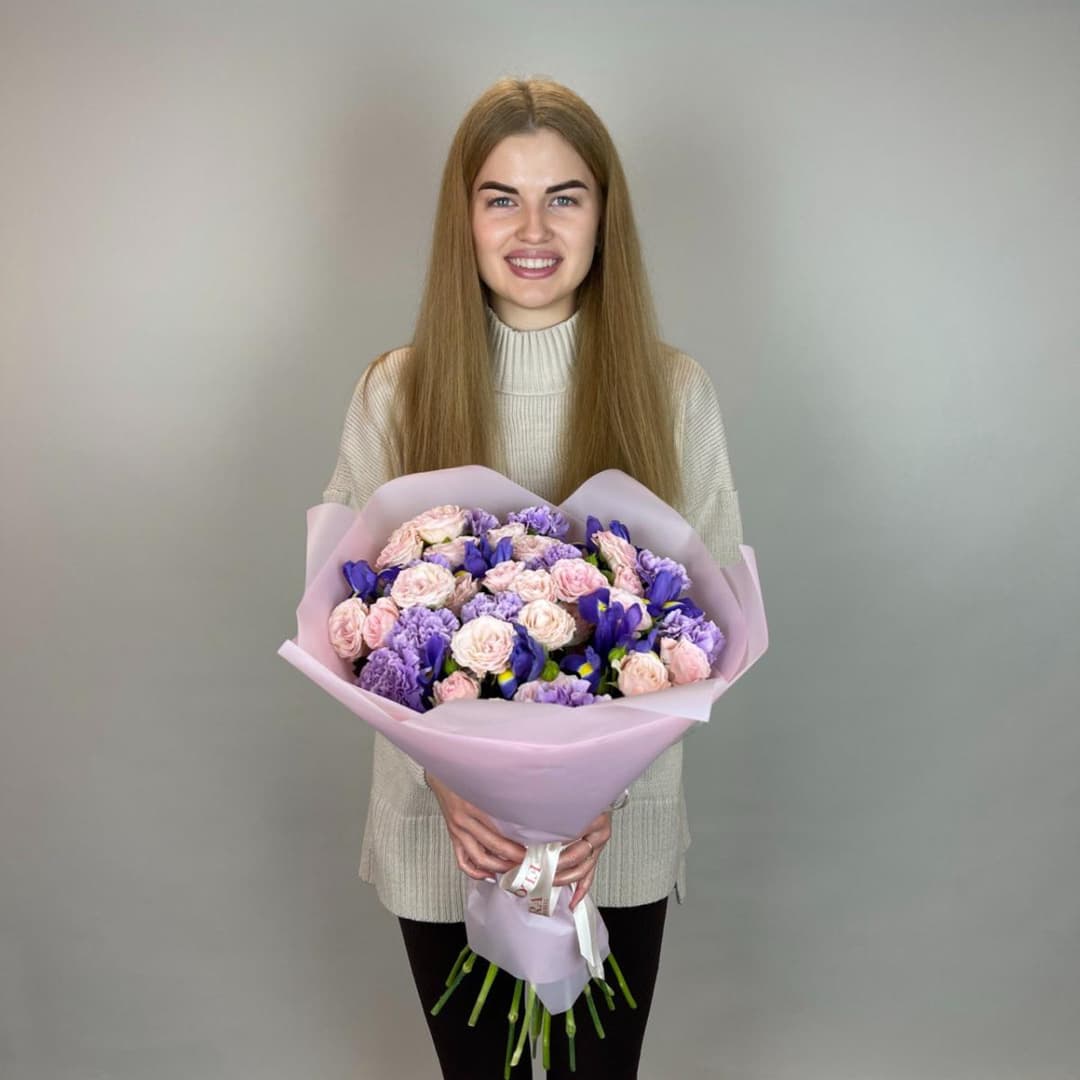 Нежный букет с пудровыми розами и ирисами