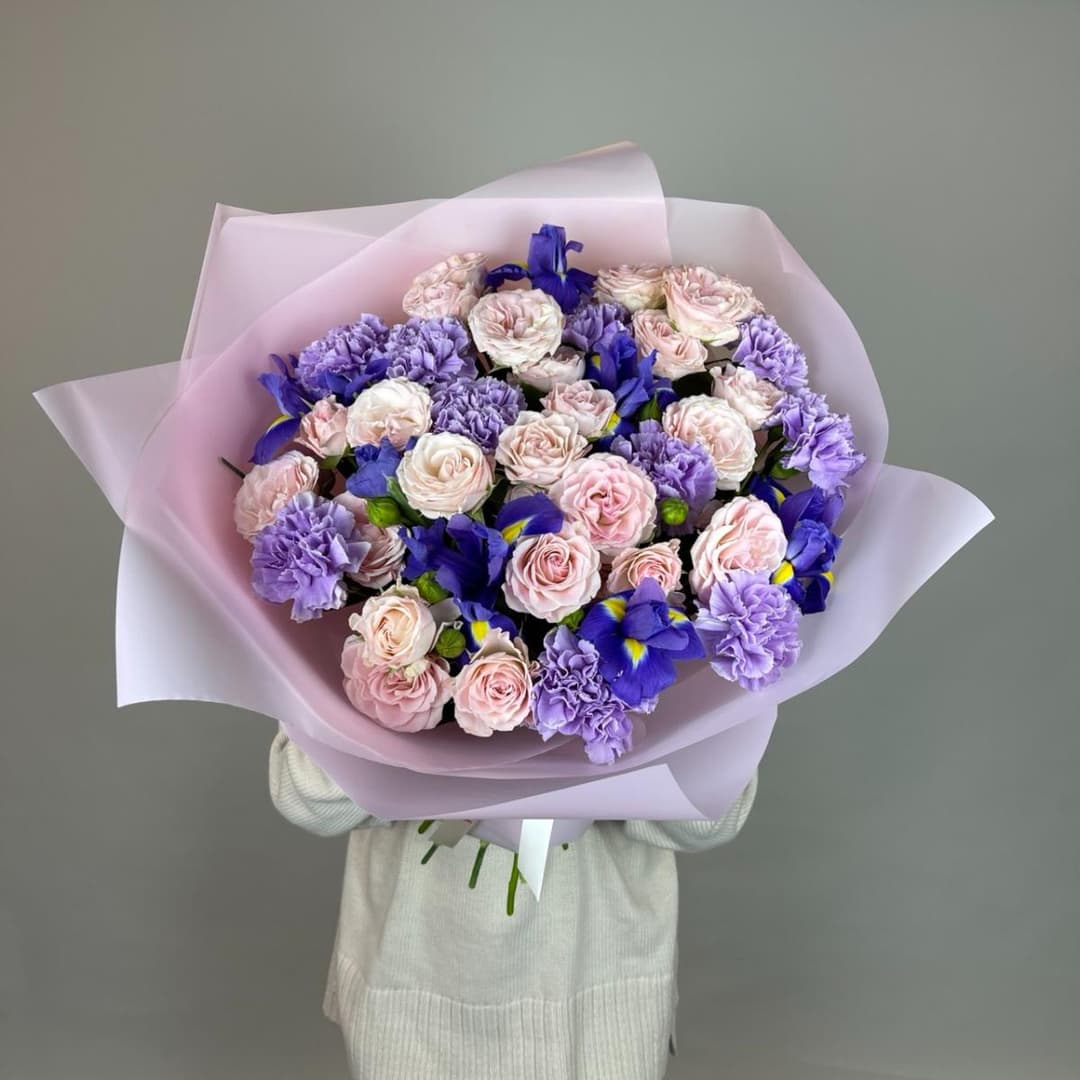 Нежный букет с пудровыми розами и ирисами