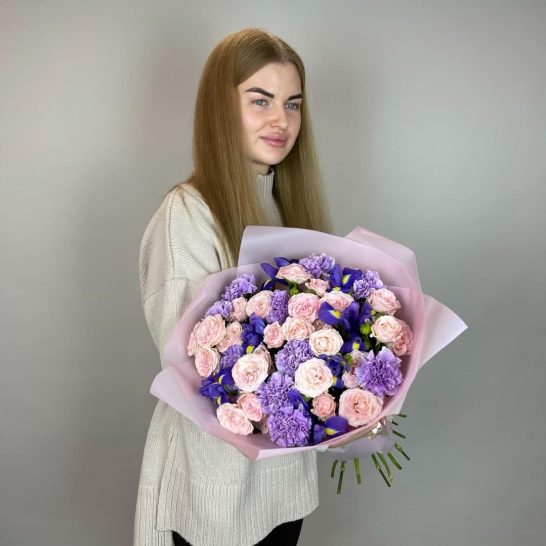 Нежный букет с пудровыми розами и ирисами