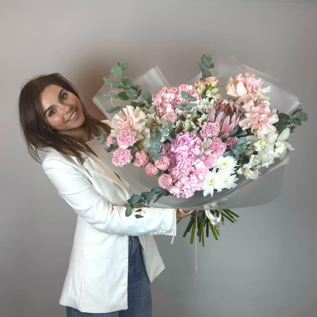 Нежный букет с розовой гортензией, розами и орхидеями