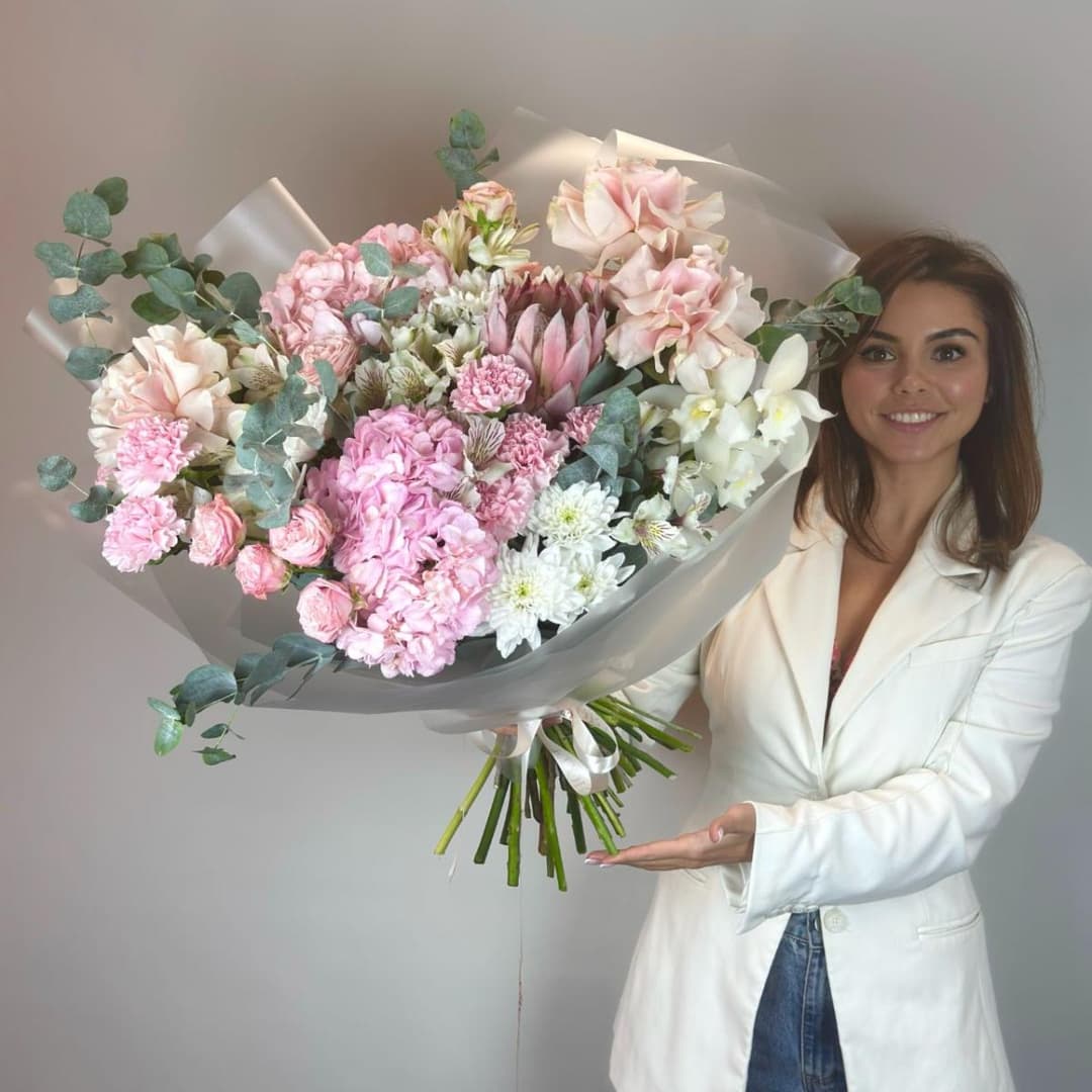 Нежный букет с розовой гортензией, розами и орхидеями