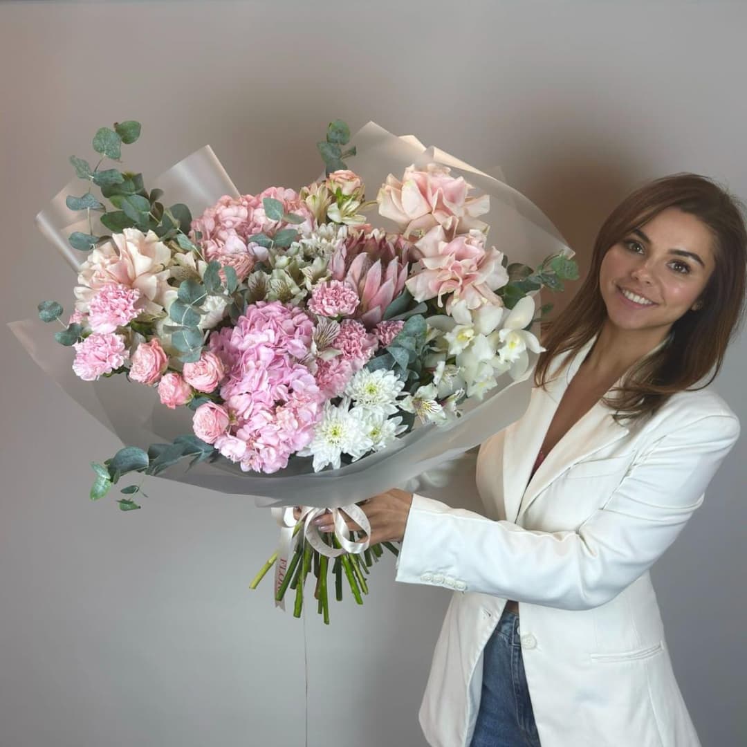 Нежный букет с розовой гортензией, розами и орхидеями