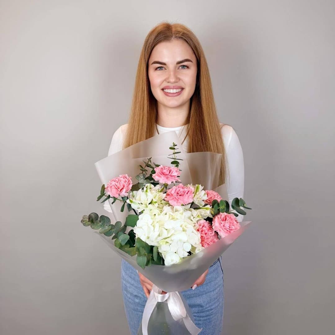 Красивый букет: розовые гвоздики, белая гортензия и эвкалипт