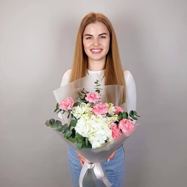 Красивый букет: розовые гвоздики, белая гортензия и эвкалипт