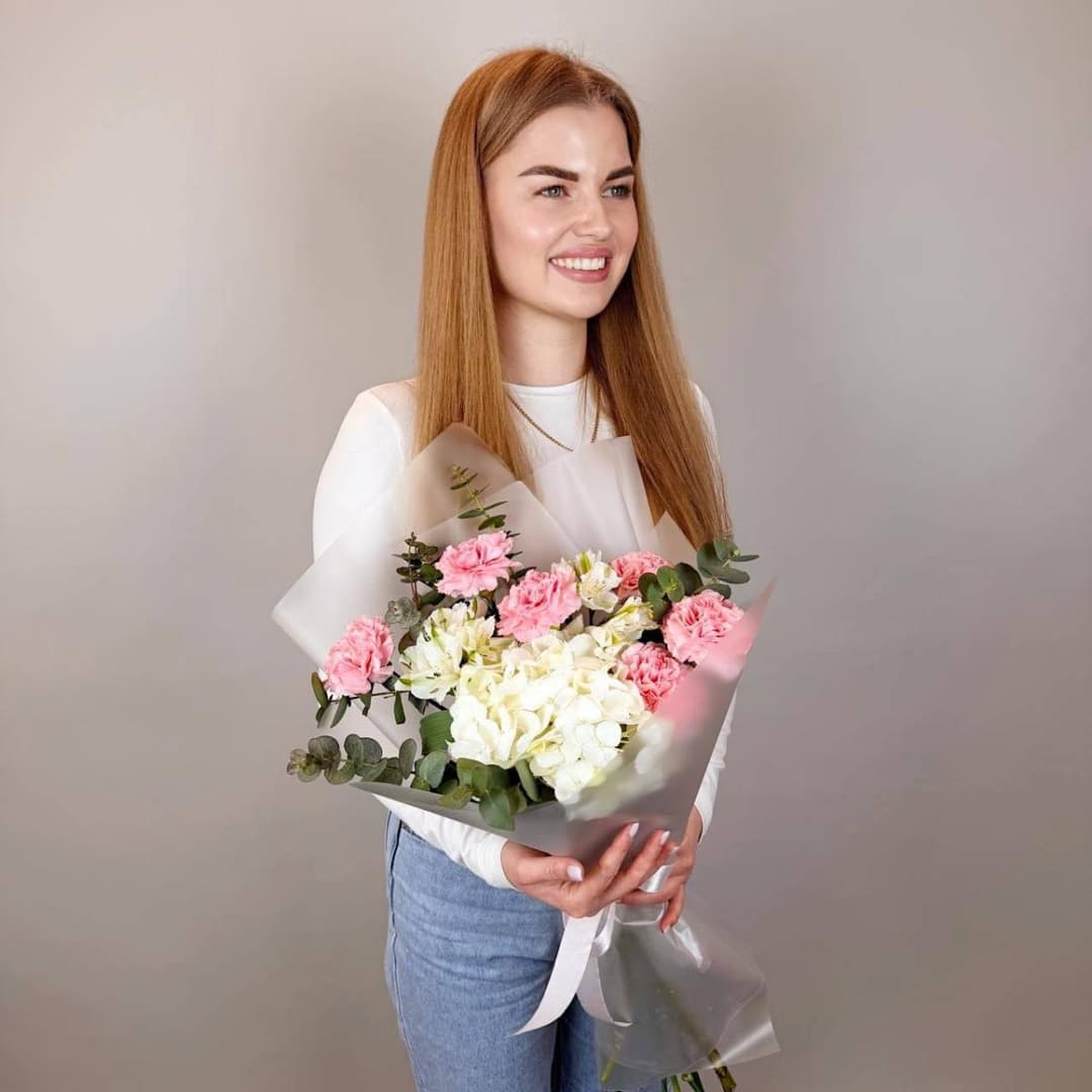 Красивый букет: розовые гвоздики, белая гортензия и эвкалипт