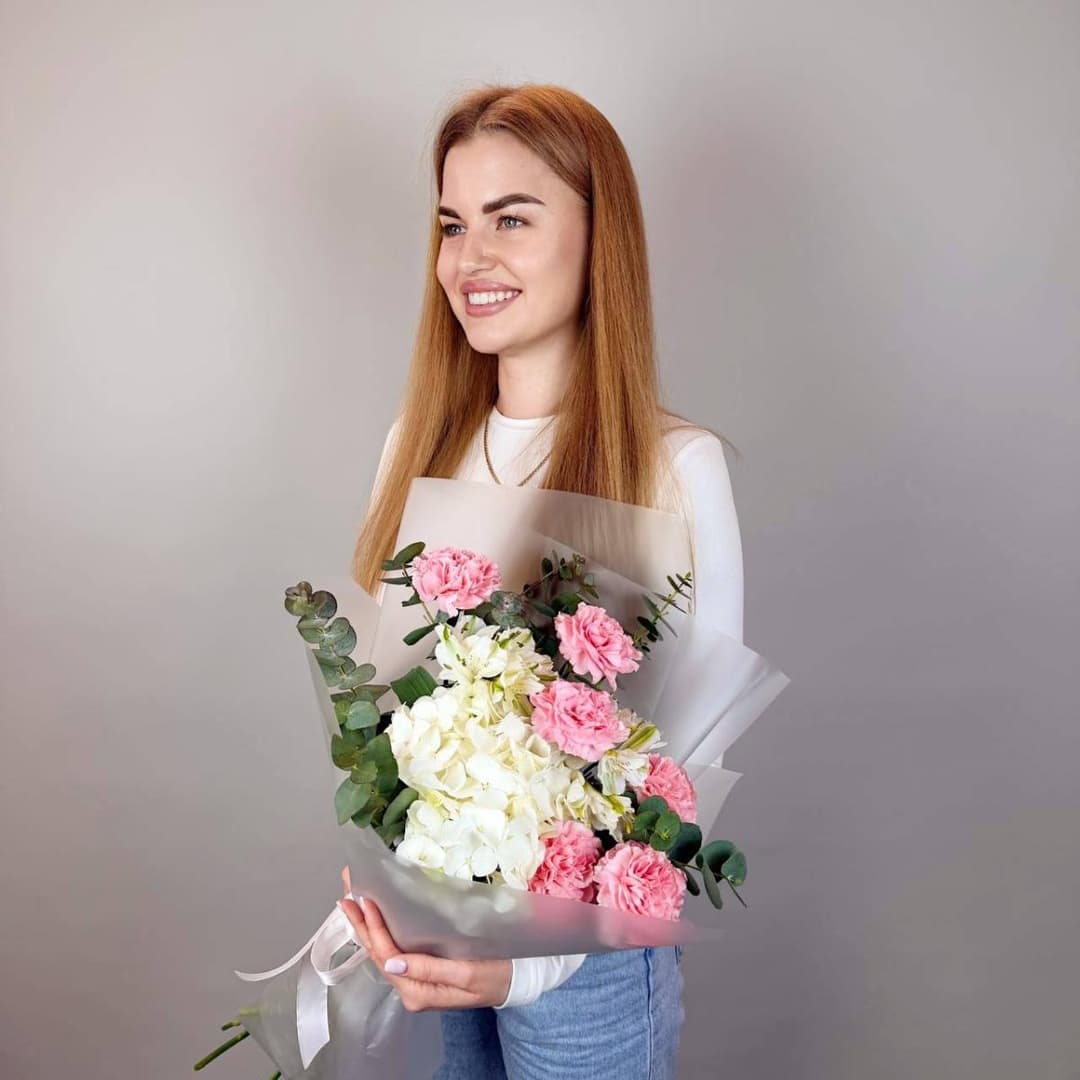 Красивый букет: розовые гвоздики, белая гортензия и эвкалипт