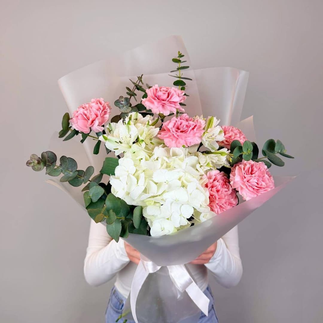 Красивый букет: розовые гвоздики, белая гортензия и эвкалипт