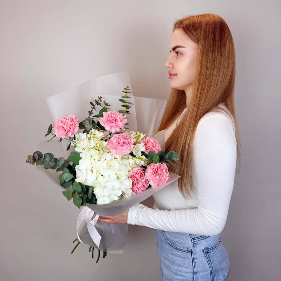 Красивый букет: розовые гвоздики, белая гортензия и эвкалипт