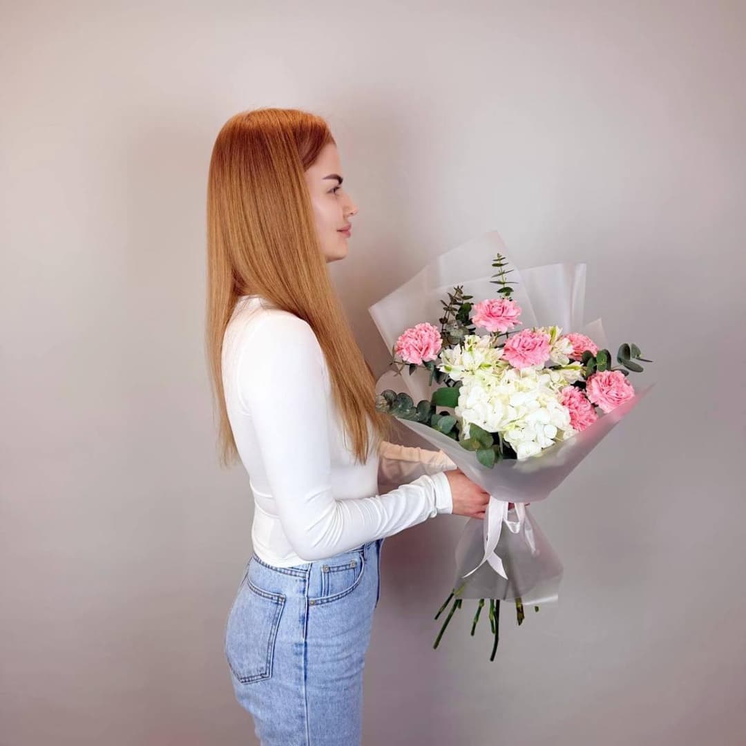 Красивый букет: розовые гвоздики, белая гортензия и эвкалипт