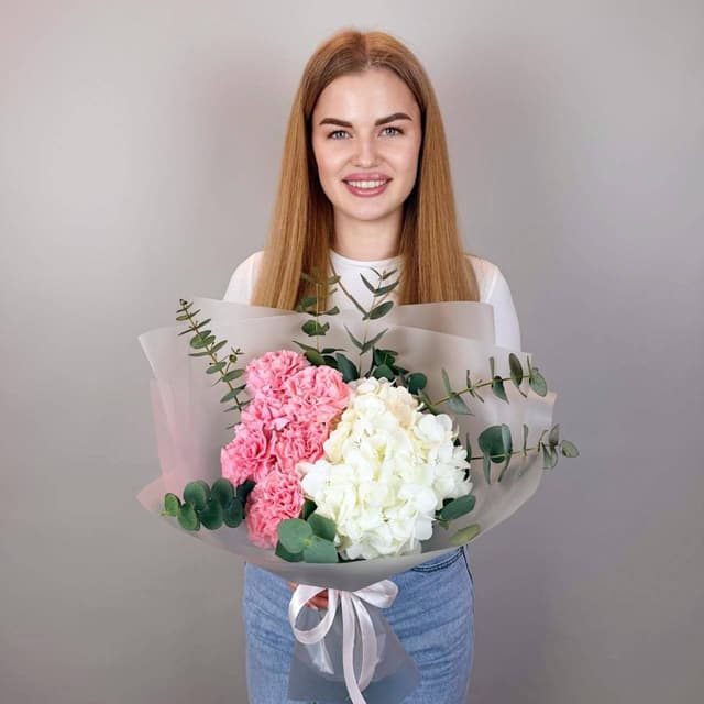 Нежный букет: розовые гвоздики, белая гортензия и эвкалипт