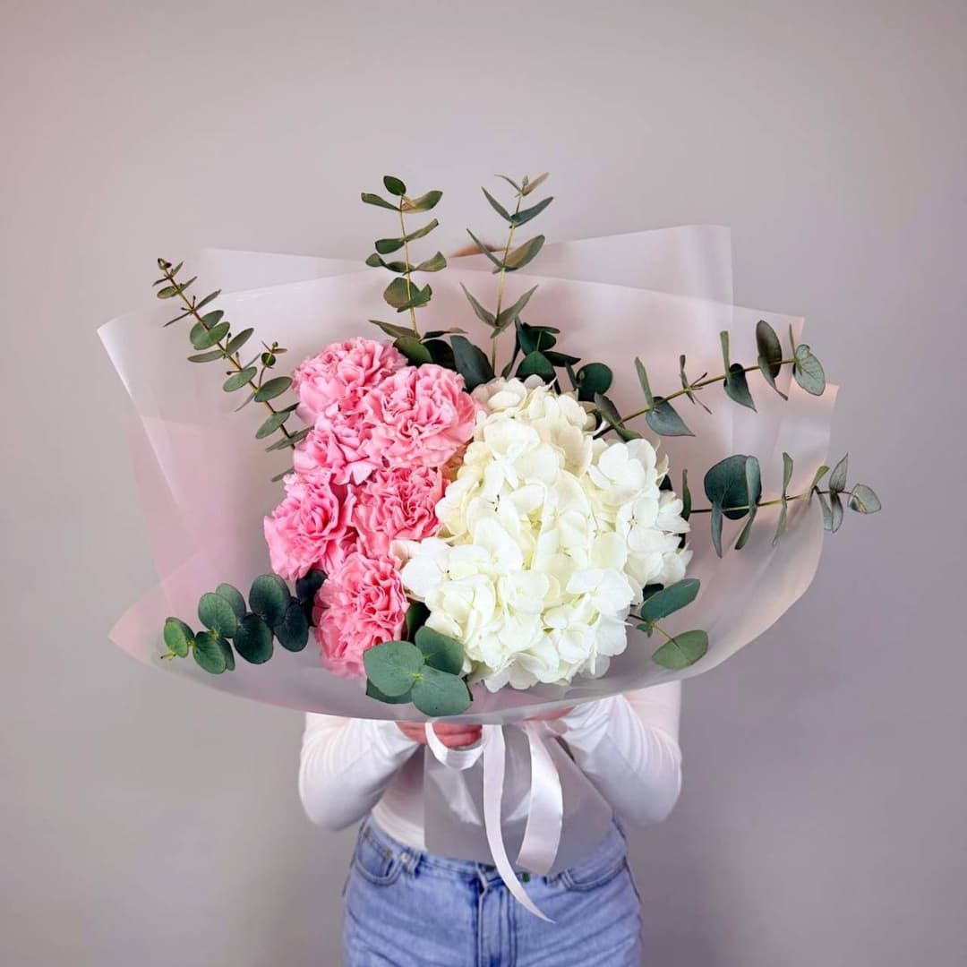 Нежный букет: розовые гвоздики, белая гортензия и эвкалипт