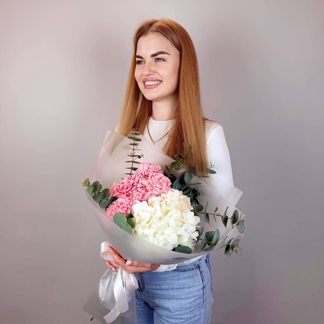 Нежный букет: розовые гвоздики, белая гортензия и эвкалипт