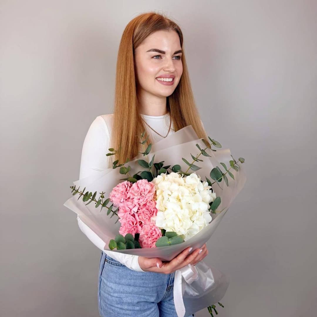 Нежный букет: розовые гвоздики, белая гортензия и эвкалипт