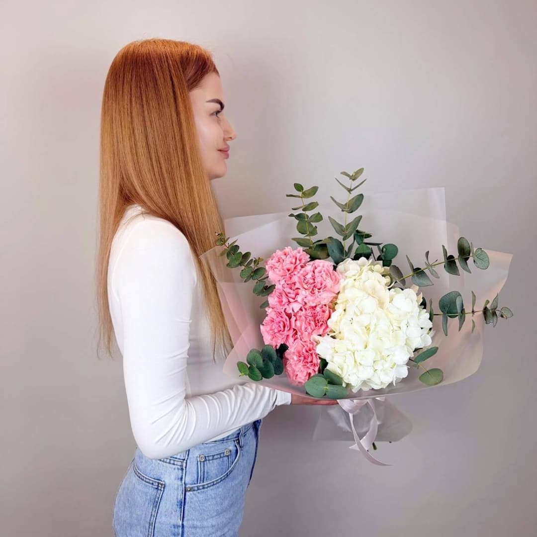 Нежный букет: розовые гвоздики, белая гортензия и эвкалипт
