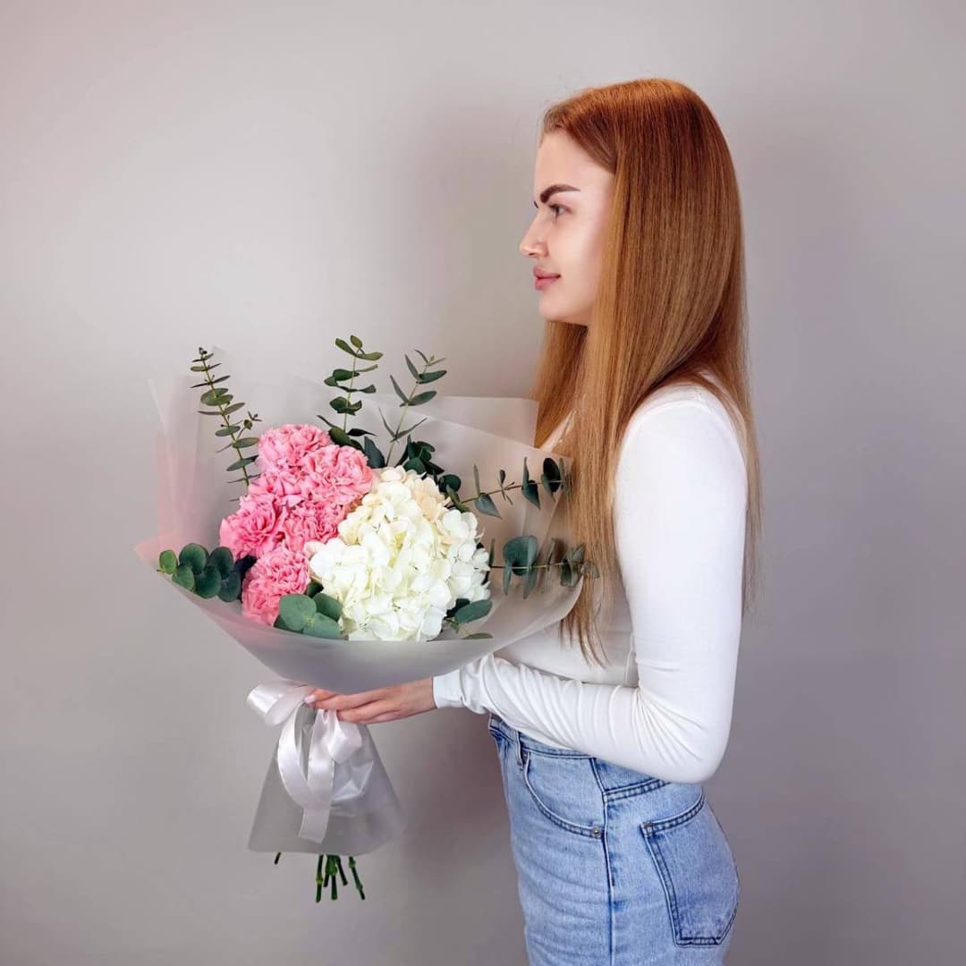 Нежный букет: розовые гвоздики, белая гортензия и эвкалипт