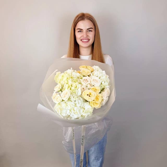 Красивый букет: белая гортензия и кустовые розы