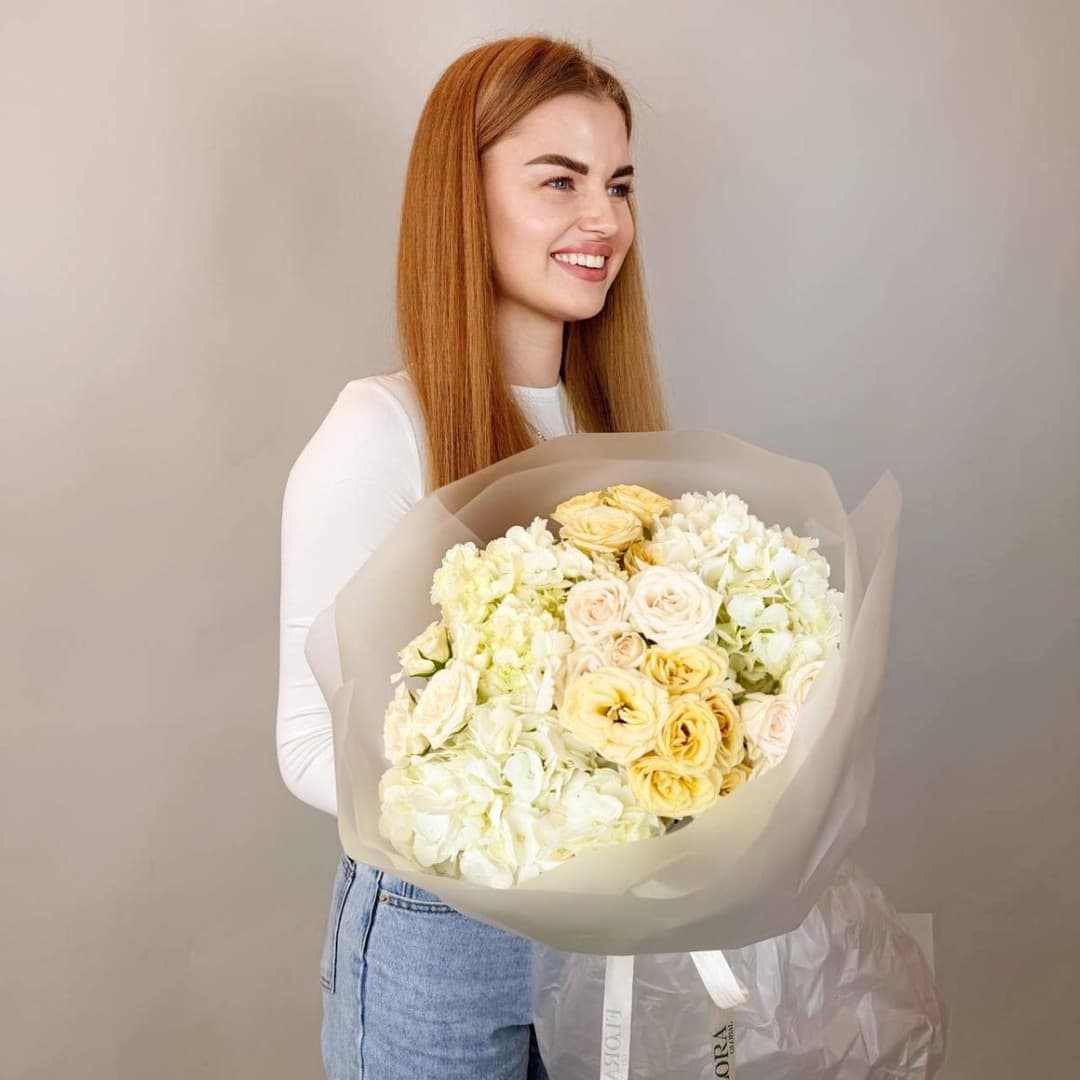 Красивый букет: белая гортензия и кустовые розы