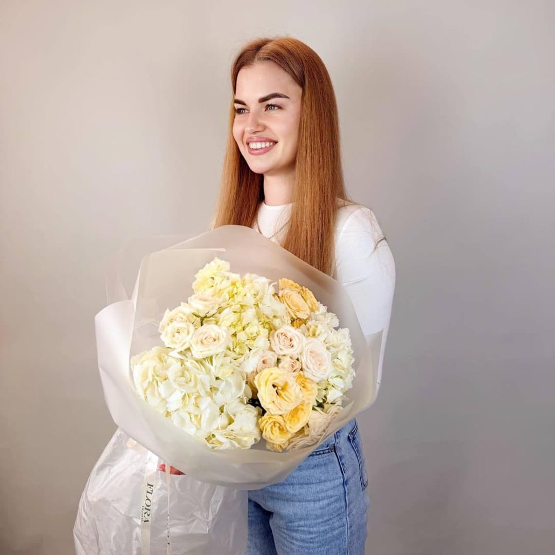 Красивый букет: белая гортензия и кустовые розы