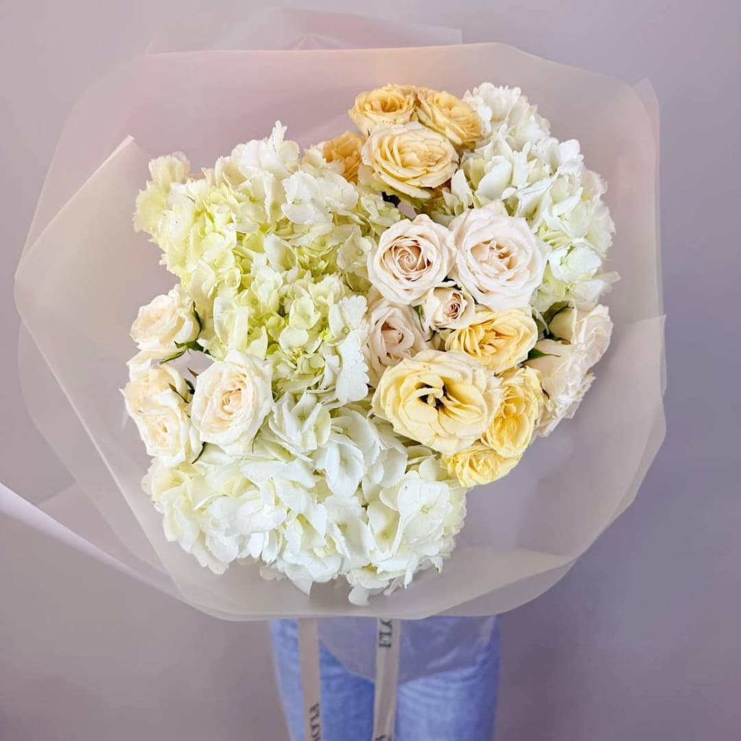 Красивый букет: белая гортензия и кустовые розы