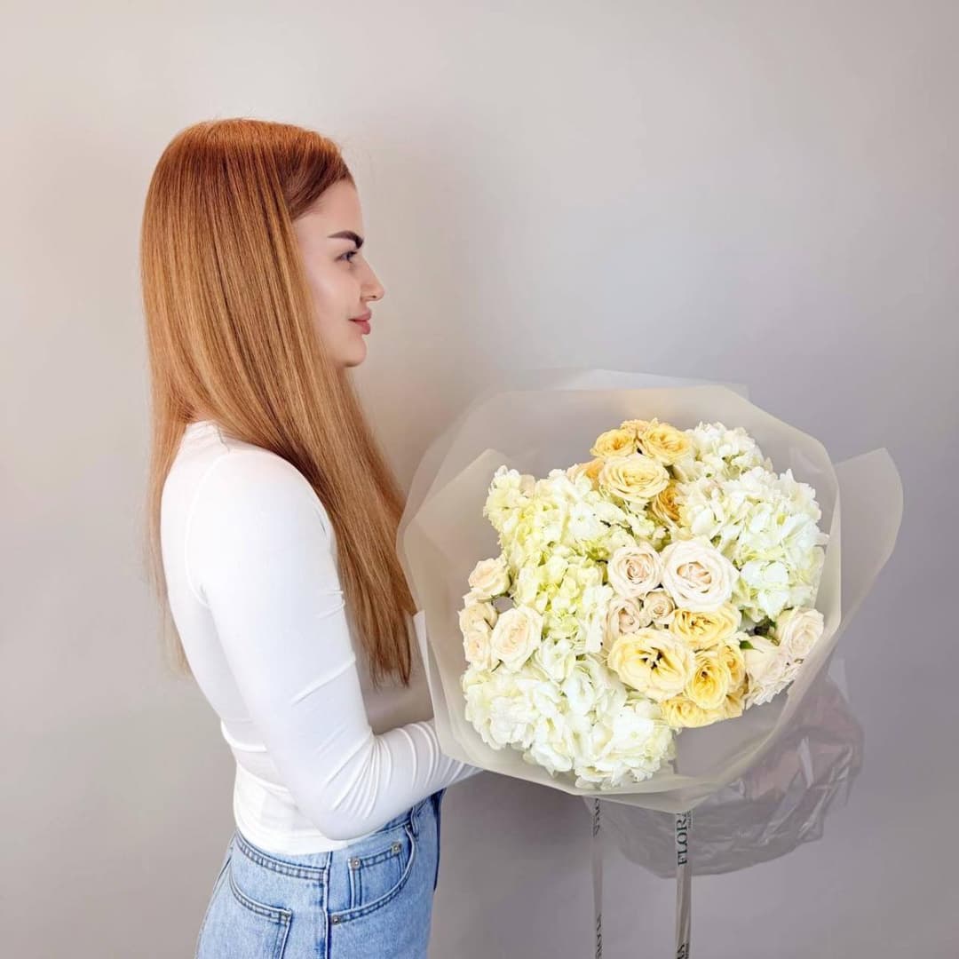 Красивый букет: белая гортензия и кустовые розы