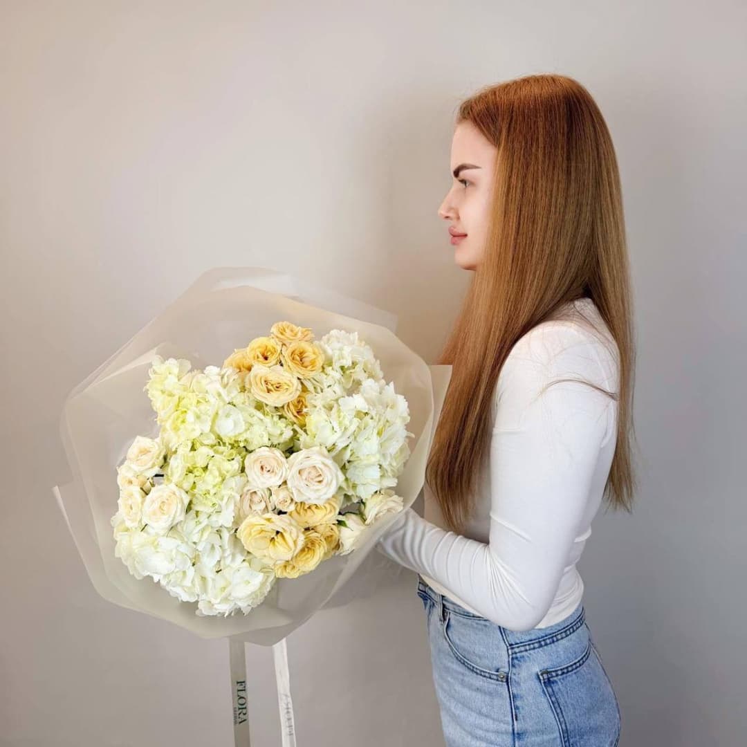 Красивый букет: белая гортензия и кустовые розы