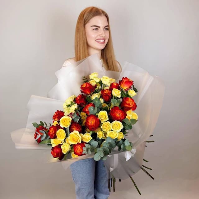 Яркий букет с оранжевыми розами и жёлтыми кустовыми розами