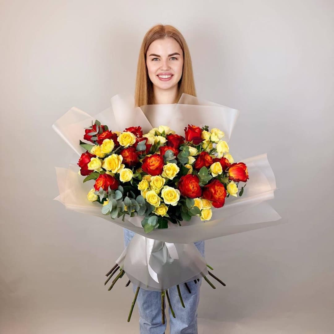 Яркий букет с оранжевыми розами и жёлтыми кустовыми розами