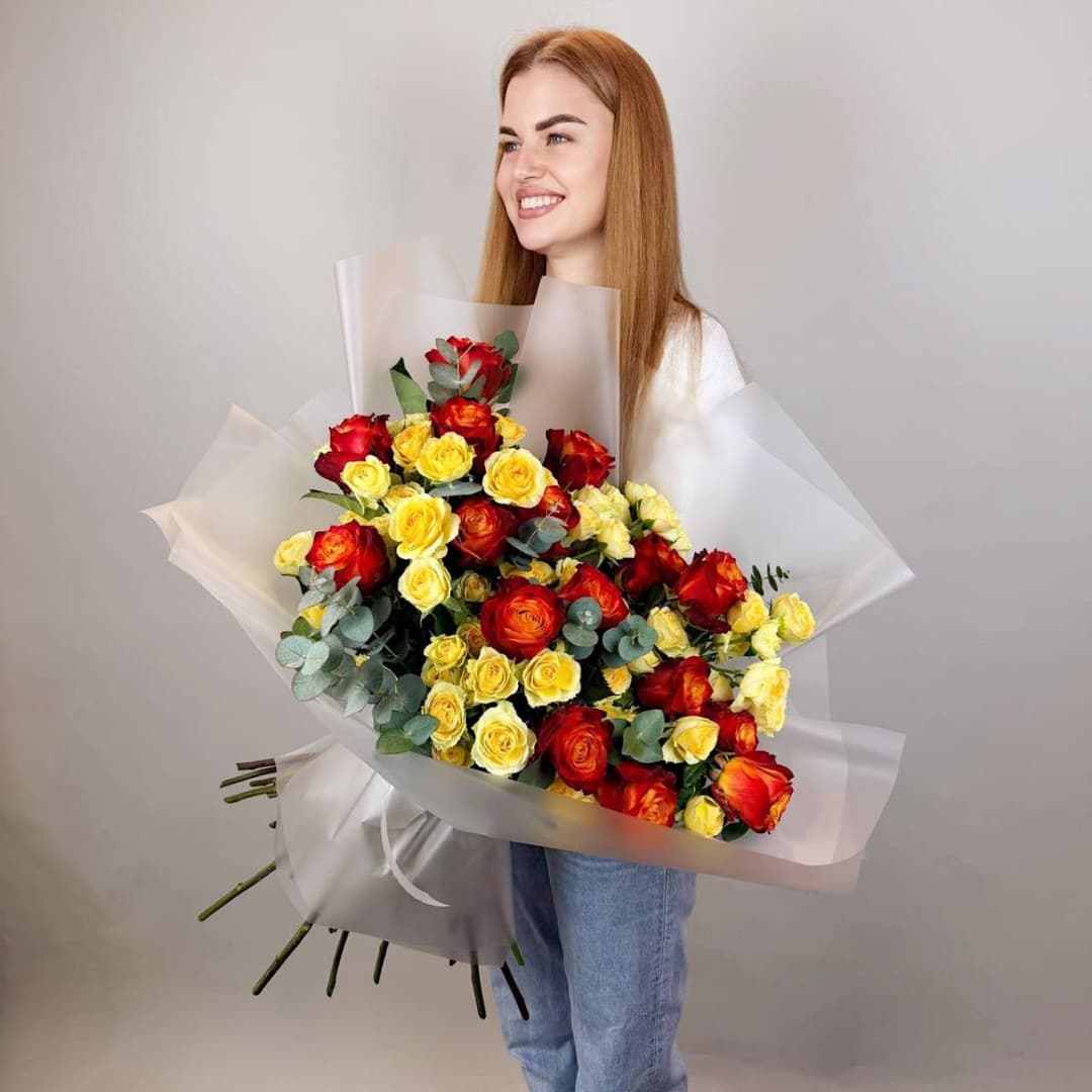 Яркий букет с оранжевыми розами и жёлтыми кустовыми розами