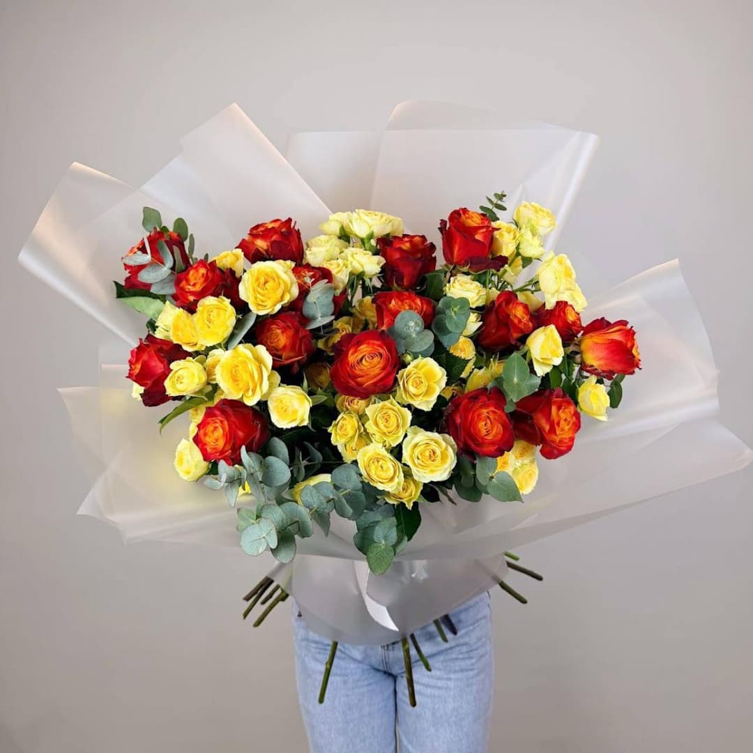 Яркий букет с оранжевыми розами и жёлтыми кустовыми розами
