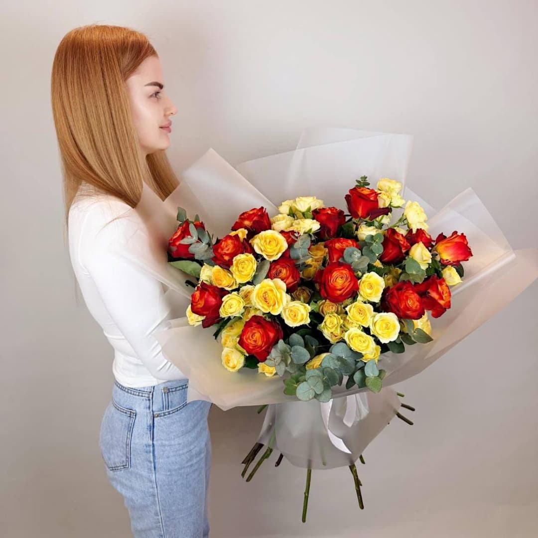 Яркий букет с оранжевыми розами и жёлтыми кустовыми розами