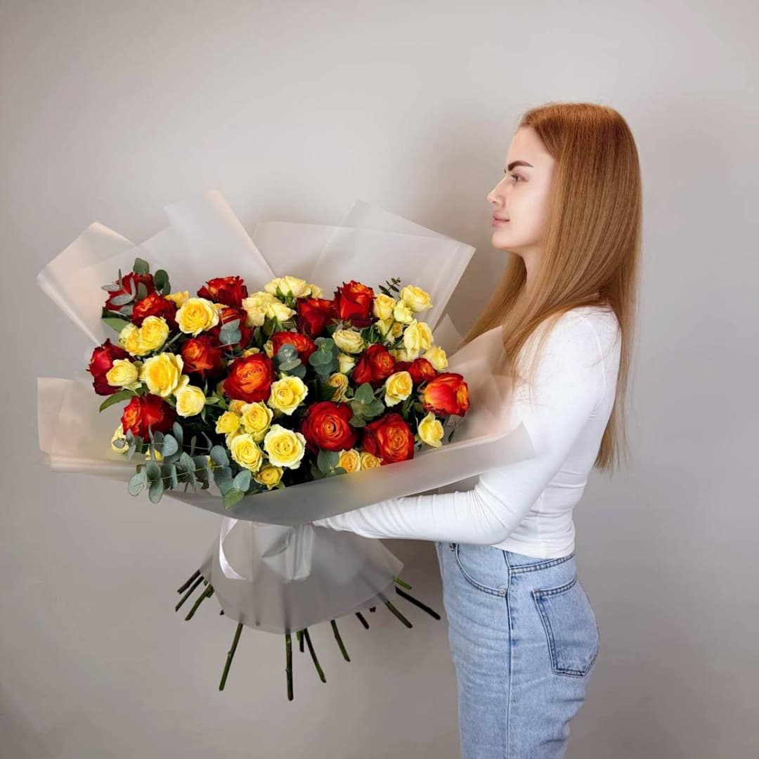 Яркий букет с оранжевыми розами и жёлтыми кустовыми розами