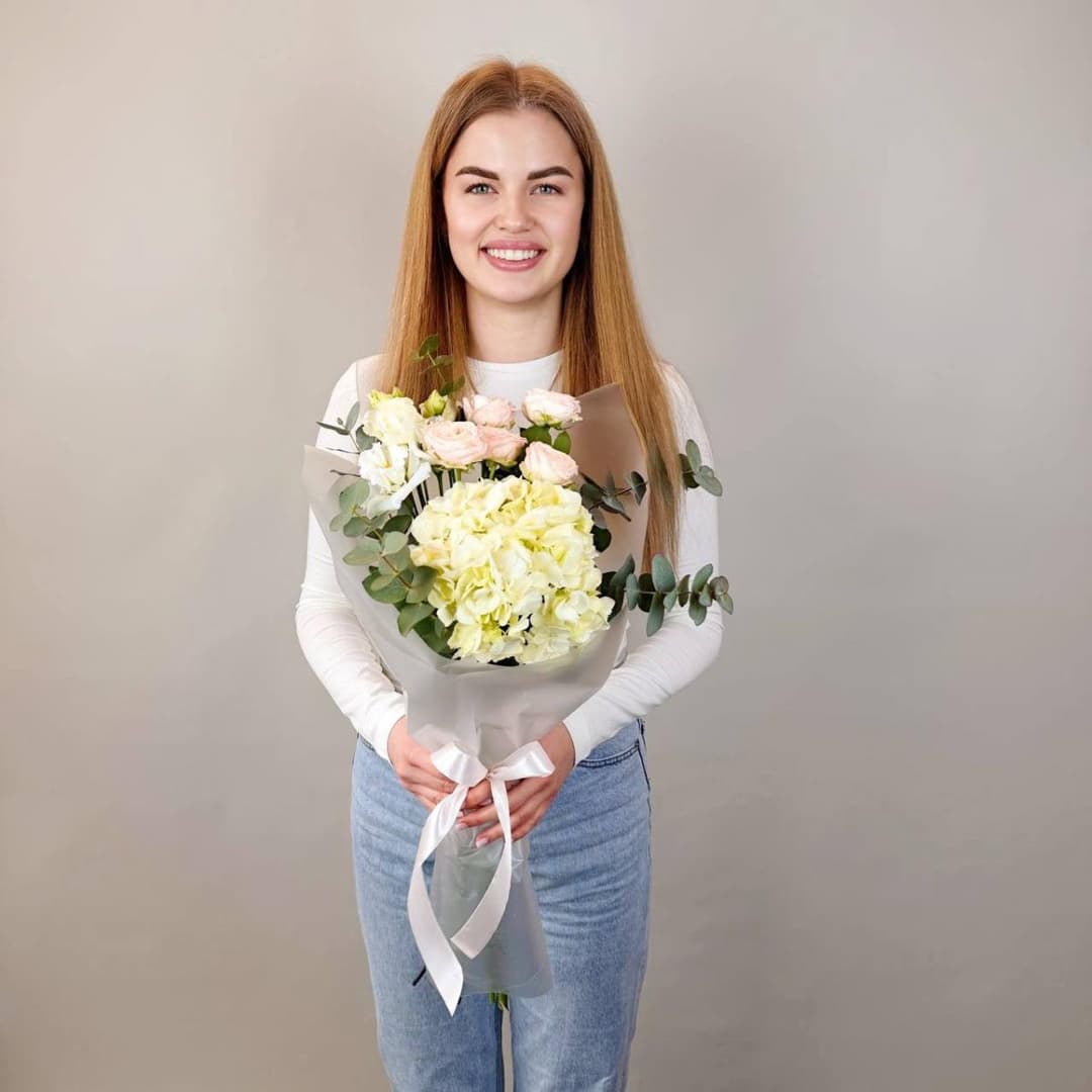 Нежный букет: гортензия, кустовая роза и лизиантус