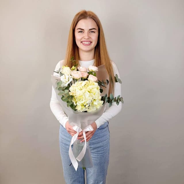 Нежный букет: гортензия, кустовая роза и лизиантус