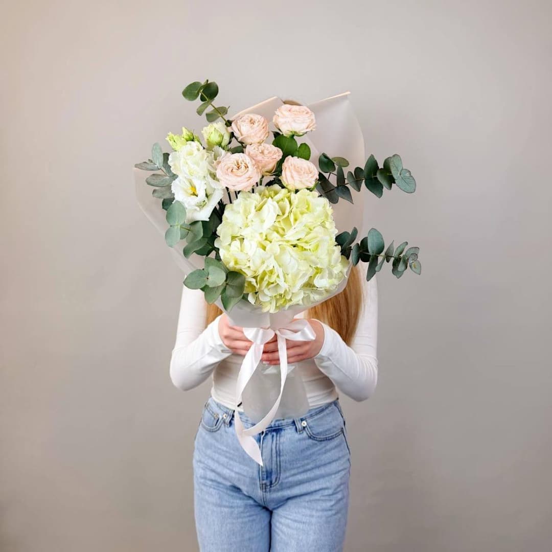 Нежный букет: гортензия, кустовая роза и лизиантус