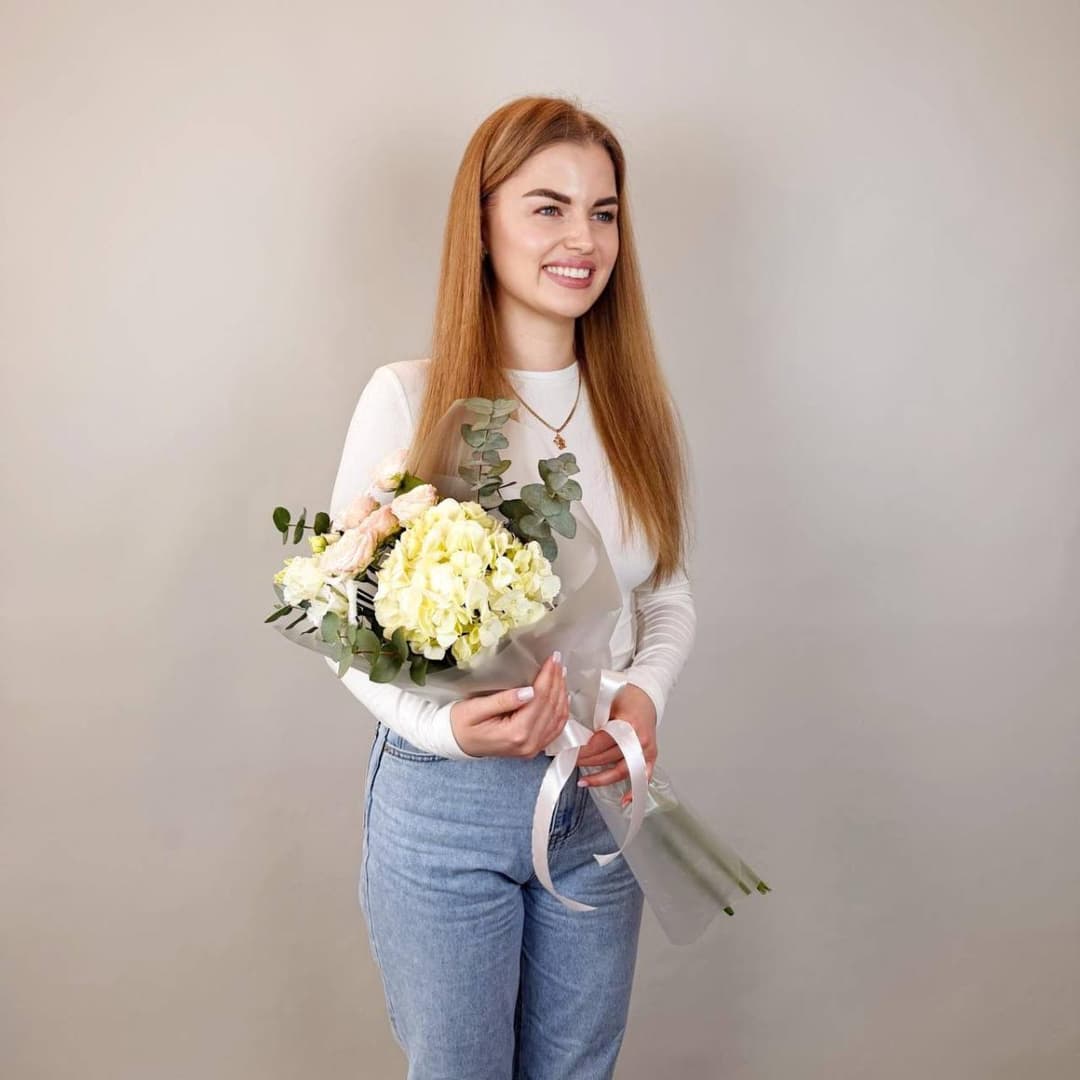 Нежный букет: гортензия, кустовая роза и лизиантус