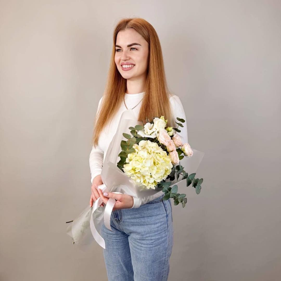 Нежный букет: гортензия, кустовая роза и лизиантус