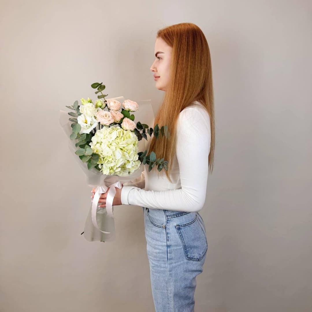 Нежный букет: гортензия, кустовая роза и лизиантус